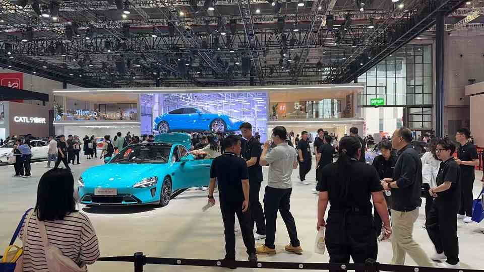 雷军缺席上海车展，小米“送棒球帽”成车展首日热门话题 - XCCX热点资讯网