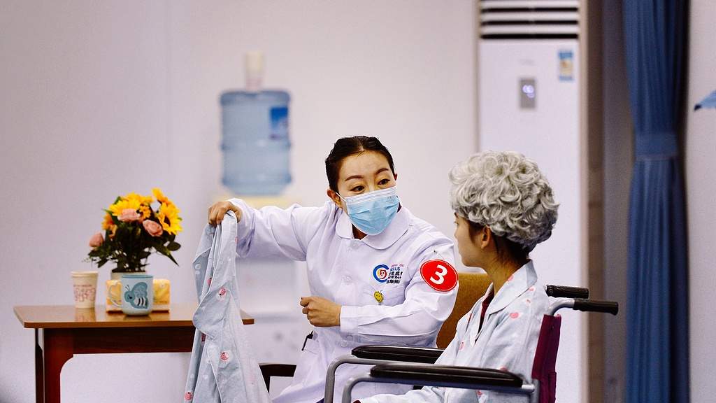 首批长期照护师持证上岗 - XCCX热点资讯网