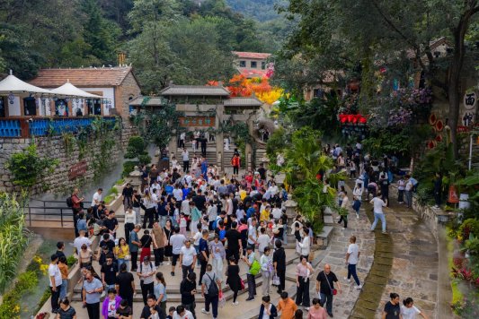 红叶柿岩：几场秋雨见证文旅真诚 - XCCX热点资讯网