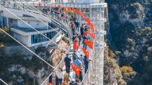 国庆首日,人气爆棚!云端体验引爆假期,在淄博潭溪山开启天际之旅!(图5) 国庆首日,人气爆棚!云端体验引爆假期,在淄博潭溪山开启天际之旅!(图5)