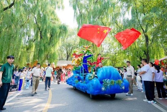 济南野生动物世界“双节”同庆首日迎客火爆(图3)