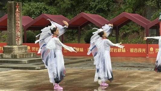 烟雨灵岩，温情不减！免费雨衣+暖心梨汤，双节演出全部照常！(图14)