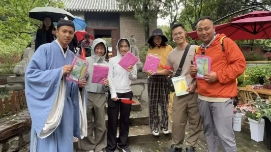 烟雨灵岩，温情不减！免费雨衣+暖心梨汤，双节演出全部照常！(图2)