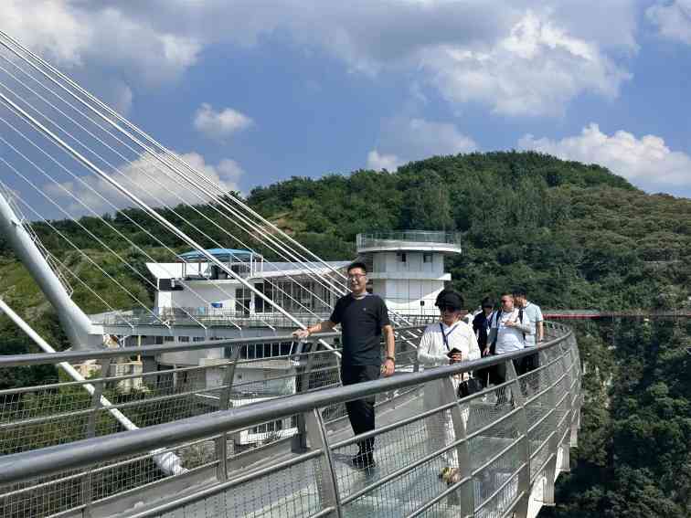 山水齐鲁，五城联动！山东五市日报联盟联合采访活动暨悬崖秋千媒体推介会在潭溪山成功举办(图3)