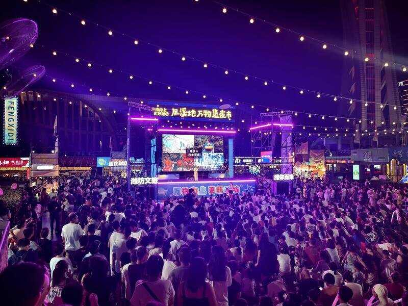 数万市民的狂欢!淄博潭溪山惊艳亮相潍坊凤溪地万物集夜市·潍坊融媒之夜音乐会(图2)