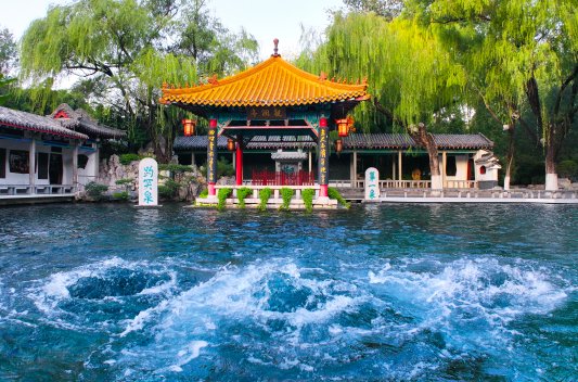 “趵突腾空”再绽沧园：徐行健趵突泉专题美术作品展启幕 以艺术绘就“泉在济南冬游记 - XCCX热点资讯网