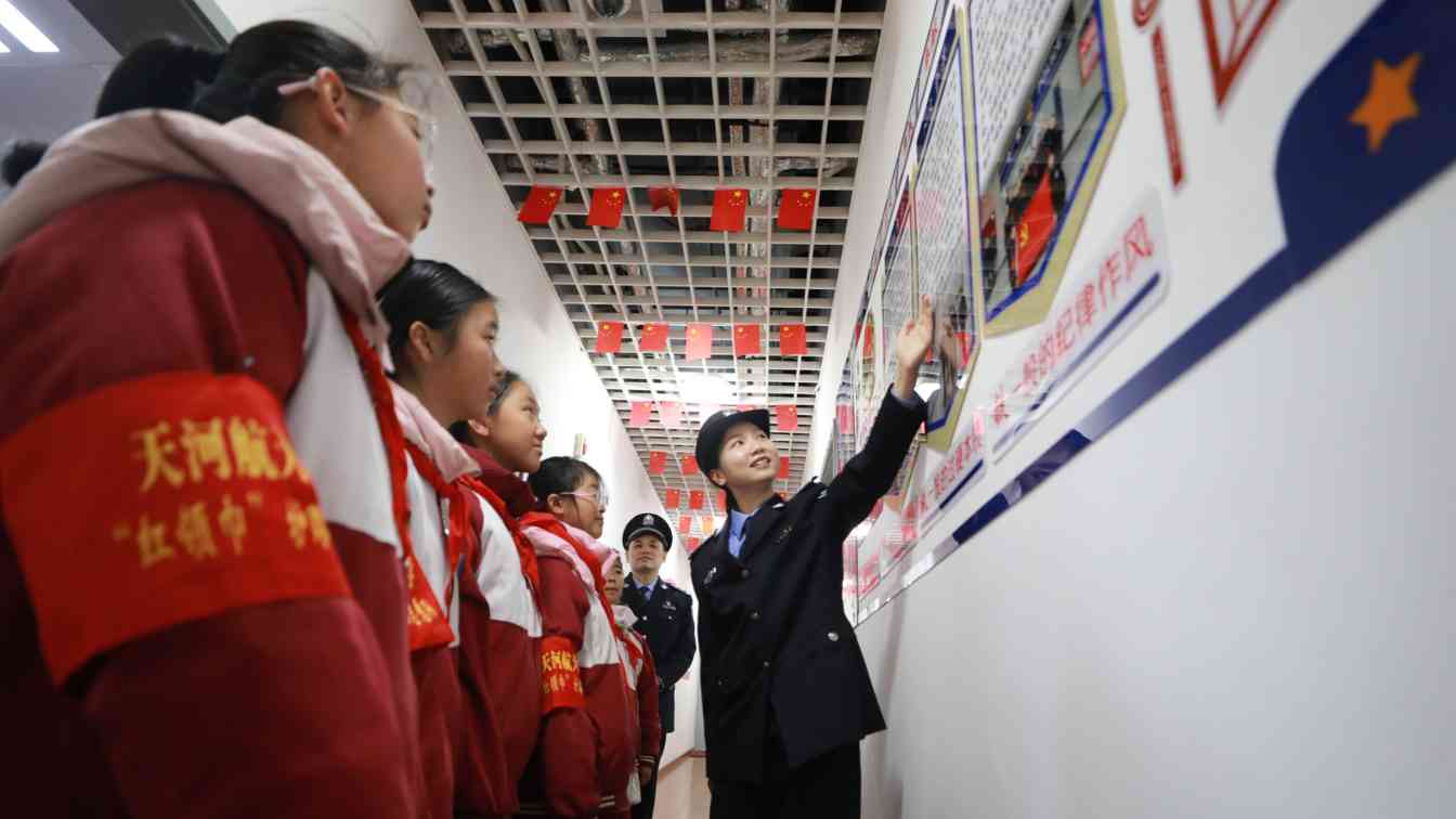 “红领巾”与警同行 喜迎“第六个中国人民警察节” - XCCX热点资讯网