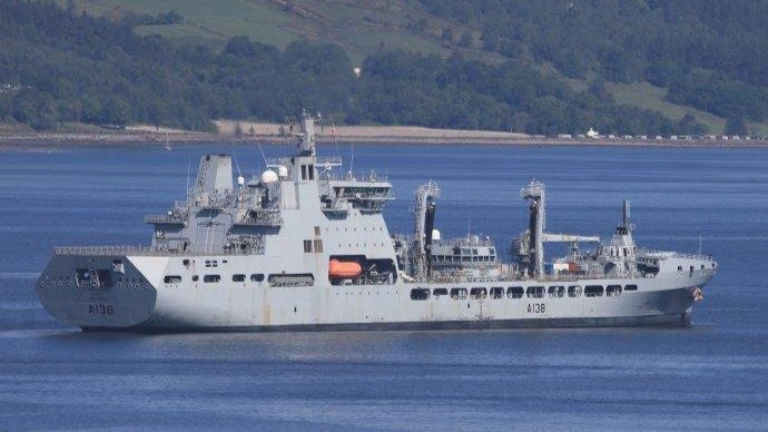 英国海军后勤舰队“涌潮”号补给舰船员落水失踪 - XCCX热点资讯网