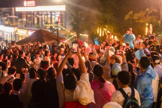 当异域风情坠入鲁中山谷，淄博这个景区竟然把丽江搬来了！(图2)