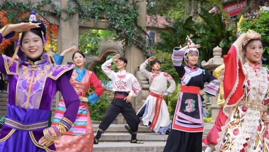 “红叶柿岩,唱红中国”系列主题演艺即将启动,一起把秋天唱成祖国的颜色(图2) “红叶柿岩,唱红中国”系列主题演艺即将启动,一起把秋天唱成祖国的颜色(图2)