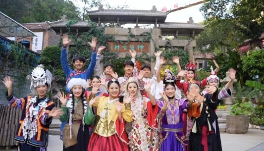 “红叶柿岩,唱红中国”系列主题演艺即将启动,一起把秋天唱成祖国的颜色(图3) “红叶柿岩,唱红中国”系列主题演艺即将启动,一起把秋天唱成祖国的颜色(图3)