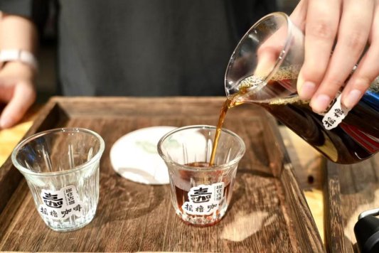 大明湖畔“摇橹咖啡”惊喜上线：古法手作+花船咖饮，打造泉城新体验(图3)