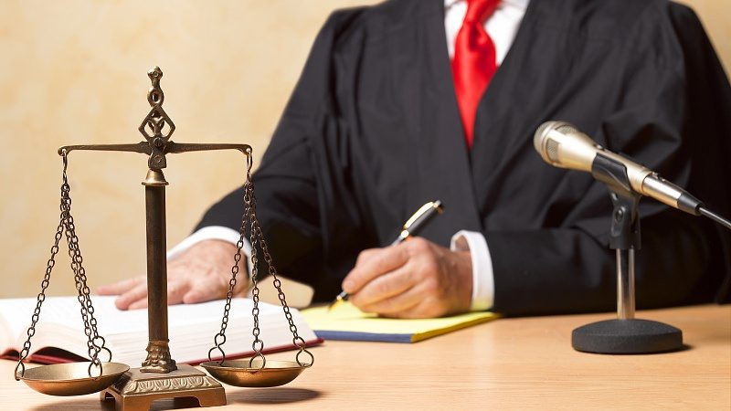 乘客贸然开车门，机动车保险公司应赔付吗？ - XCCX热点资讯网