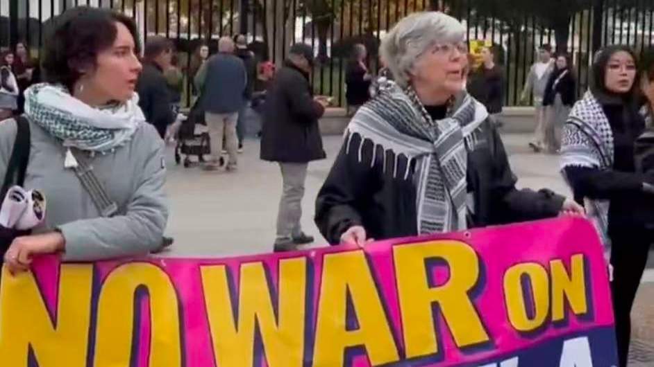 美白宫前民众抗议 反对美政府在加勒比地区军事行动 - XCCX热点资讯网