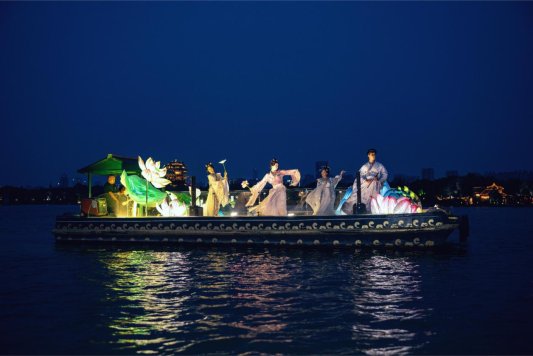 夜游大明湖！画船演艺浪漫回归 - XCCX热点资讯网