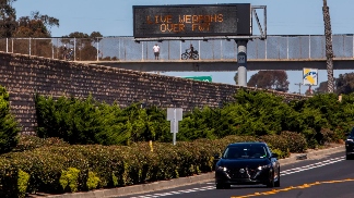 美国副总统万斯的安保车遭军演炮弹碎片击中 - XCCX热点资讯网