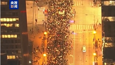 500名国民警卫队员在芝加哥集结 美民众走上街头抗议 - XCCX热点资讯网