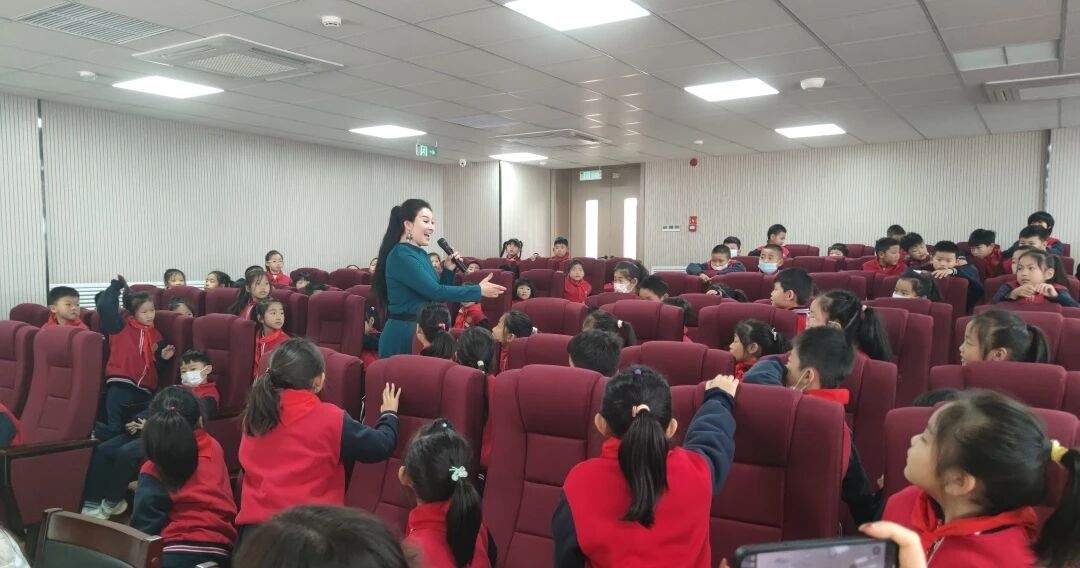 这一站，济南！济南市歌舞剧院“泉韵飘香”进校园，宪法宣传入童心(图3)