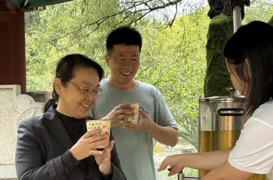 烟雨灵岩,温情不减!免费雨衣+暖心梨汤,双节演出全部照常!(图3) 烟雨灵岩,温情不减!免费雨衣+暖心梨汤,双节演出全部照常!(图3)