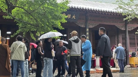 烟雨灵岩,温情不减!免费雨衣+暖心梨汤,双节演出全部照常!(图1) 烟雨灵岩,温情不减!免费雨衣+暖心梨汤,双节演出全部照常!(图1)